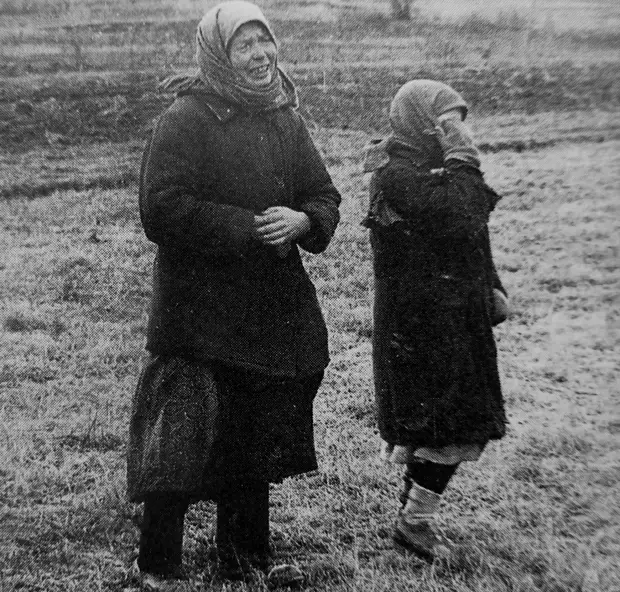 1942. Женщина и девочка плачут, глядя на тело повешенного мужчины