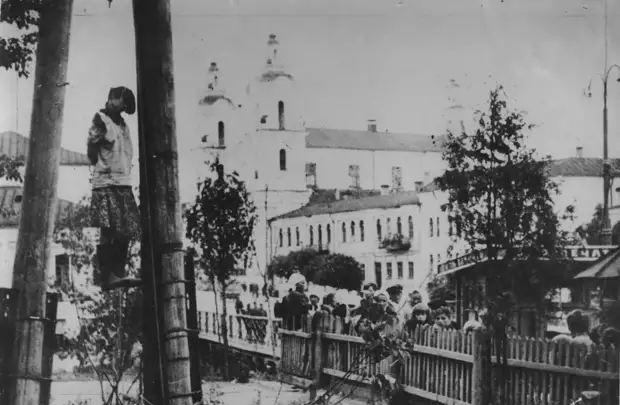 1941. Публично казненная еврейка Доба Гоз возле Художественной школы в оккупированном Витебске