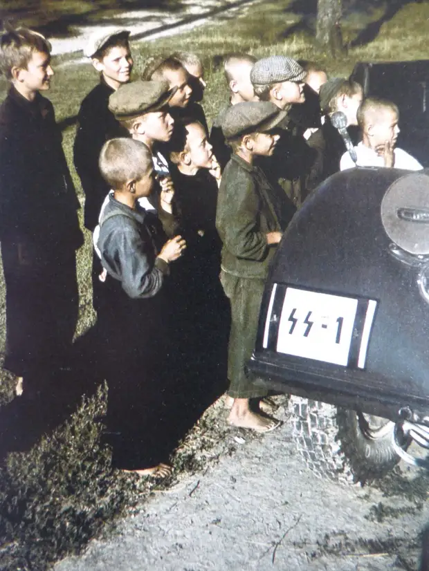 1941. Дети у автомобиля рейхсфюрера СС Г. Гиммлера в деревне Новинки
