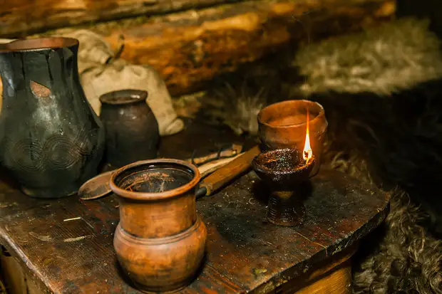 Светец, в котором 20 граммов льняного масла, может гореть, примерно, 4 часа. || Фото: http://ratobor.com/