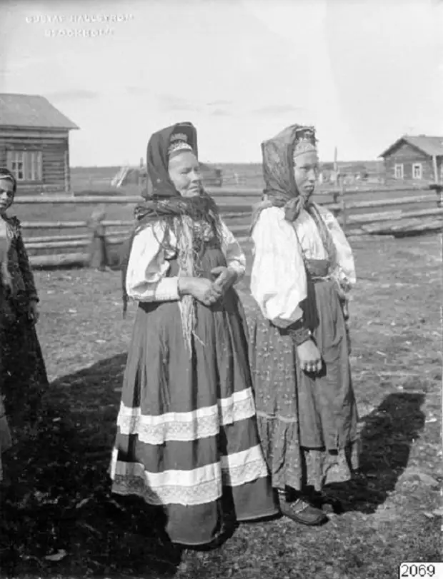 Женщины в традиционных костюмах.