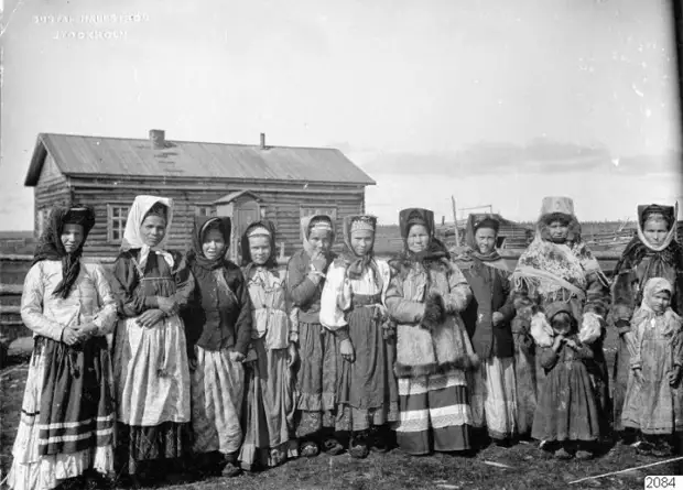 Женщины и девочки в традиционных костюмах.