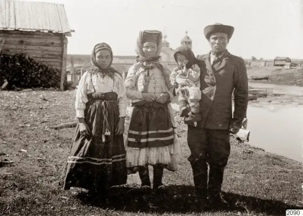 Семья в центральной части посёлка.