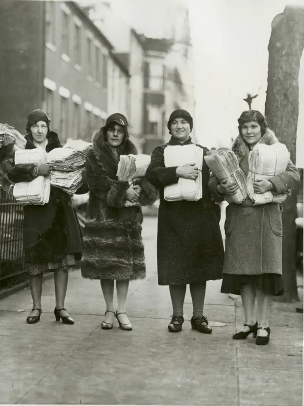 1931. Женщины с петициями в Конгресс с требованиями выделения каждому безработному 25$ в неделю 