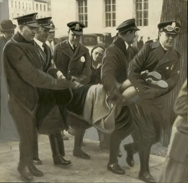 1932. Гертруду Хесслер арестовывают во время голодного марша в Вашингтоне