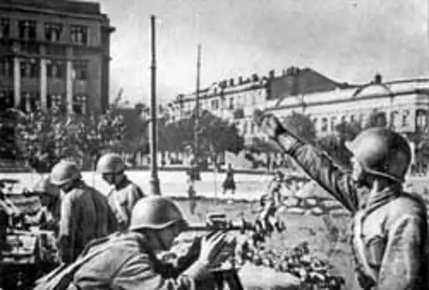 Зенитная батарея на площади Красной Армии, 1941 г.