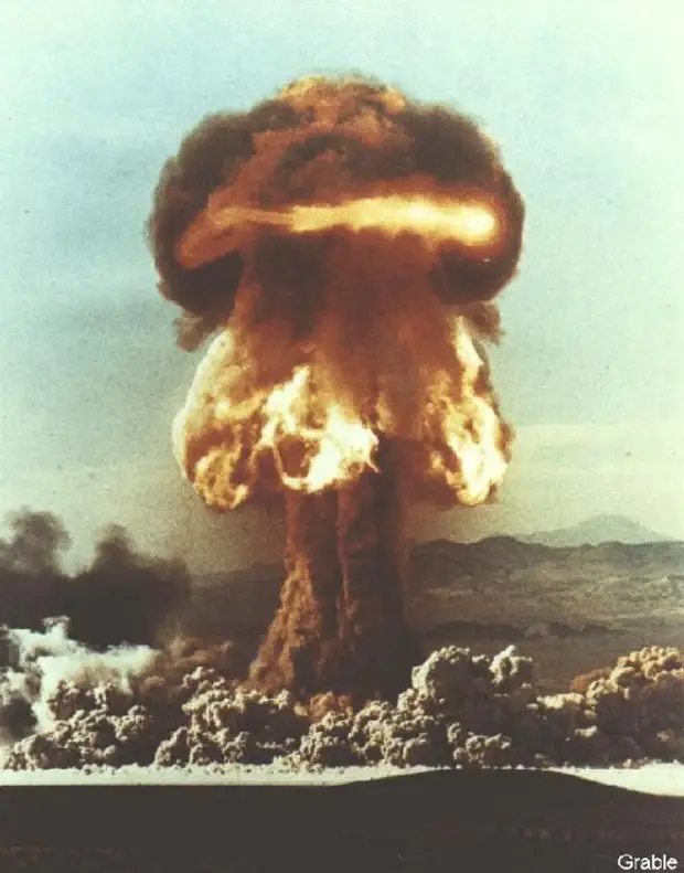 8 пугающих цветных фото атомных взрывов 1940—1960-х годов