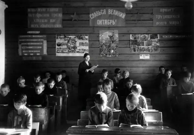 25 июля 1930 — принято постановление ЦК ВКП(б) о введении всеобщего начального обучения.