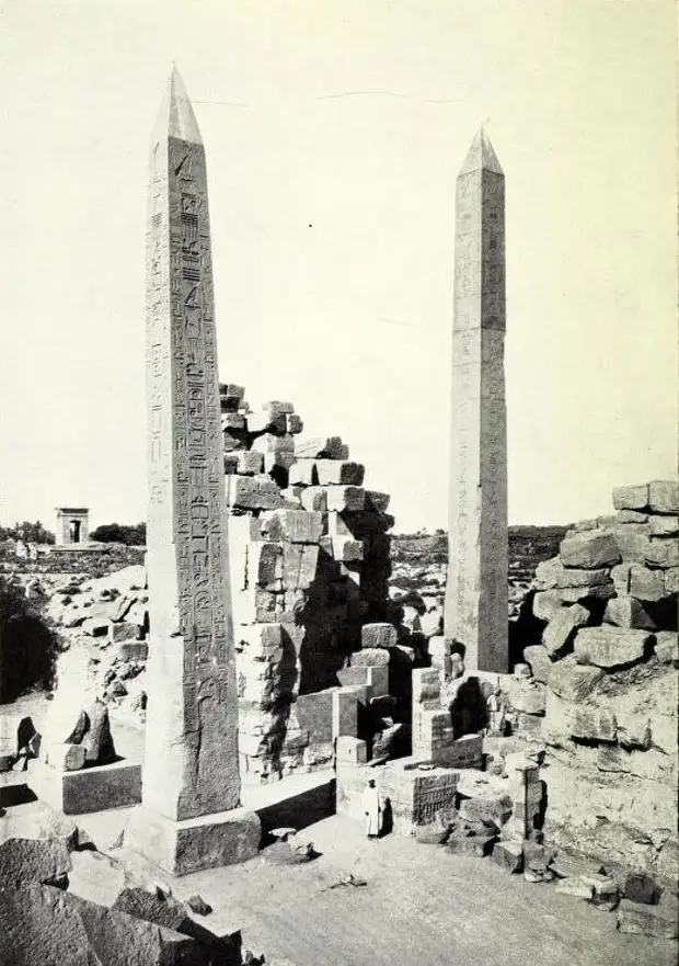 Рис. 2. Обелиски Тутмоса I и Хатшепсут (справа) в Карнаке. Источник: The Study of the unfinished obelisk at Aswan (7)