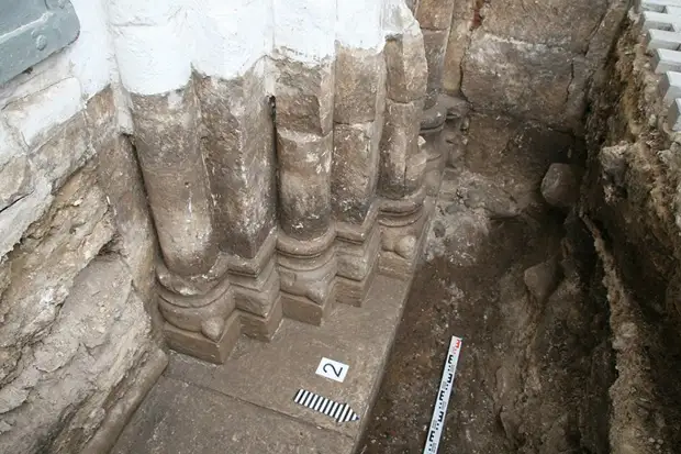 Колонны владимирского храма XII века выдали происхождение его строителей