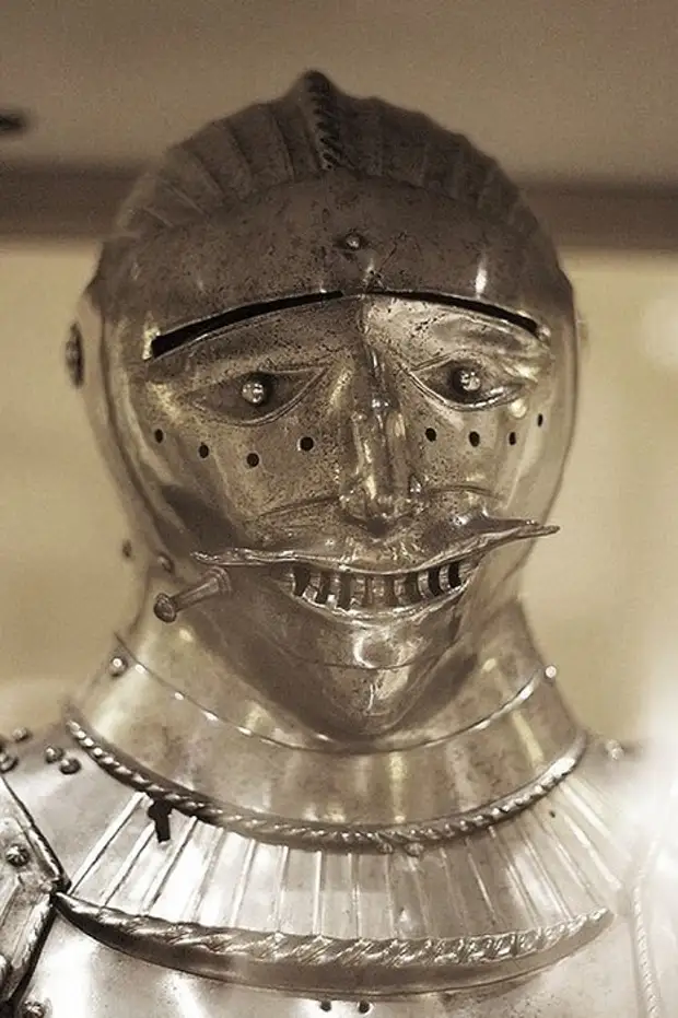 Подборка устрашающих и забавных рыцарских шлемов