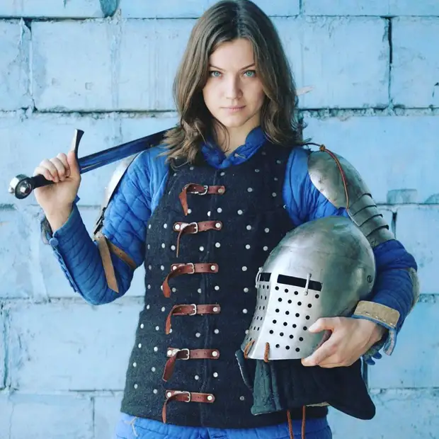 Знакомься: Светлана Федорова! Такого горячего капитана у женской сборной по средневековому бою еще не было!