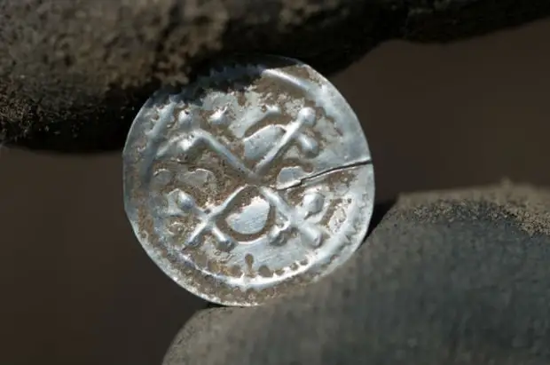 Серебряные монеты с христианским крестом весом 0,3 грамма были среди первых независимых монет Персии. Фото: DPA