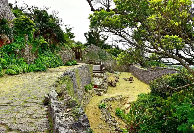 Замок Накагасуку. Первый каменный замок Японии.