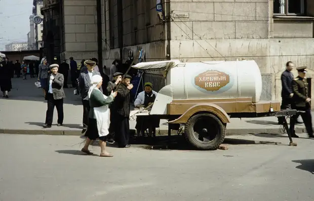 Russia, soft drink vendor on Moscow street. A “Kvass” soft drink