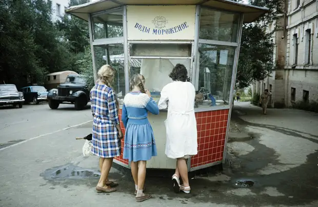 Russia, women at ice cream stand in Khabarovsk