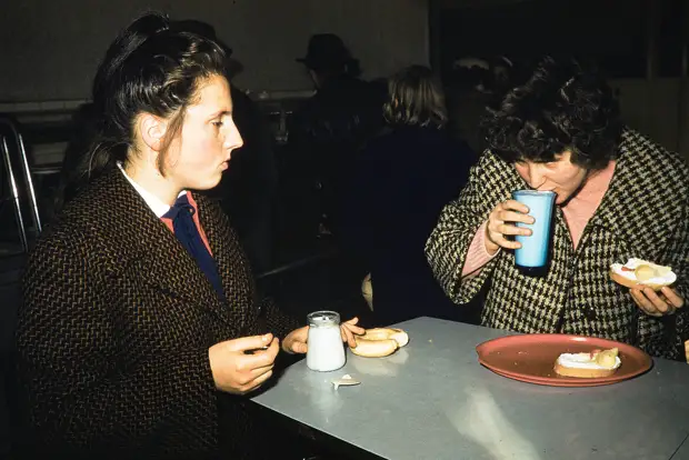 Russia, women eating snack at café in Irkutsk