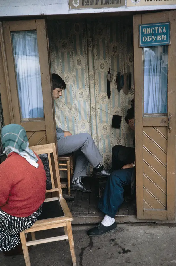 Russia, young man having shoes shined in Khabarovsk
