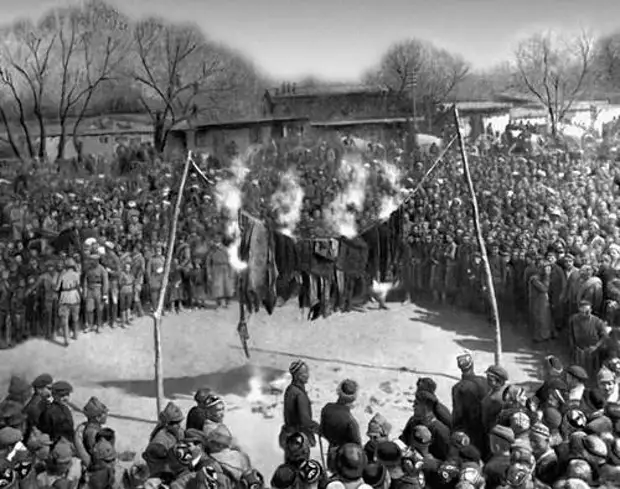 Сжигание паранджей во время митинга, 8 марта 1927 года, Андижан, Узбекская ССР