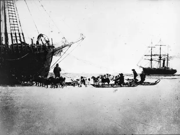 Судно снабжения экспедиции Руаля Амундсена «Фрам» и барк «Терра Нова» возглавляемая Робертом Скоттом в Китовой бухте, февраль 1911 года (Wikimedia)