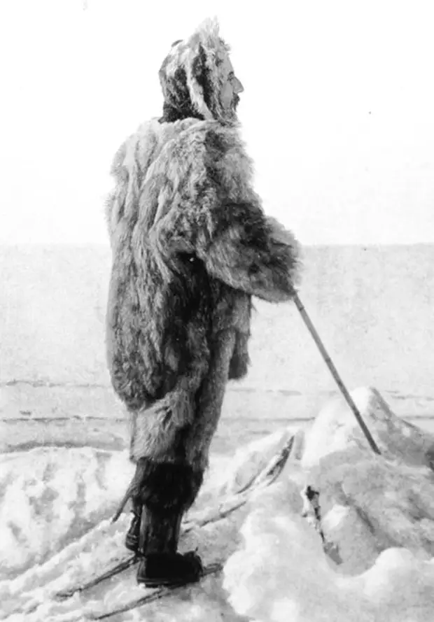 Амундсен в эскимосской полярной экипировке. Обувь переделана под лыжное крепление Витфельда — Хёйер-Эллефсена, оставляющее пятку свободной, 1909 год (Wikimedia)
