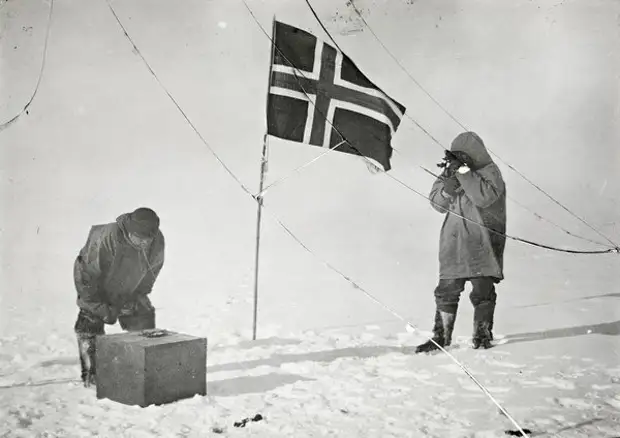 Хельмер Хансен и Амундсен определяют свои координаты на Южном полюсе, 1911 год (Wikimedia)