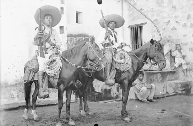 Бойцы Мексиканской революции 1910-1917.