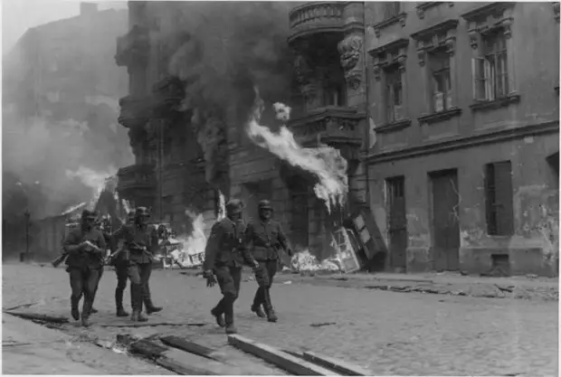 Немецкие огнемётчики поджигают здания в ходе реализации плана по уничтожению Варшавы