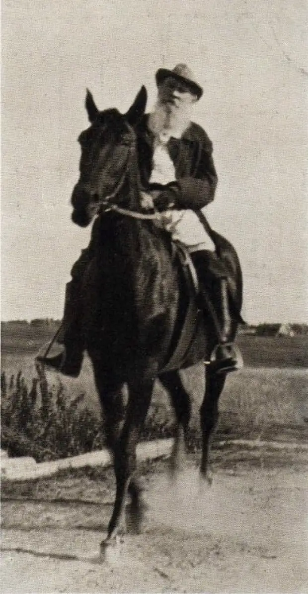 Лев Толстой с любимым конем Делиром.