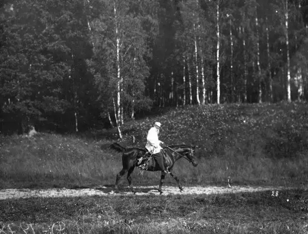 Лев Толстой с любимым конем Делиром.