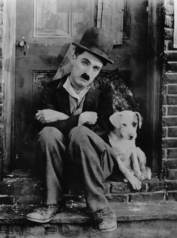 На съёмках фильма «Собачья жизнь», 1918 год (Wikimedia / janusfilms.com/)