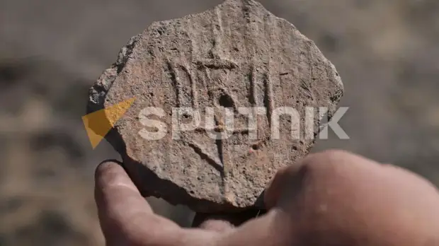 Родовой знак Рюриковичей нашли археологи в городище на Менке