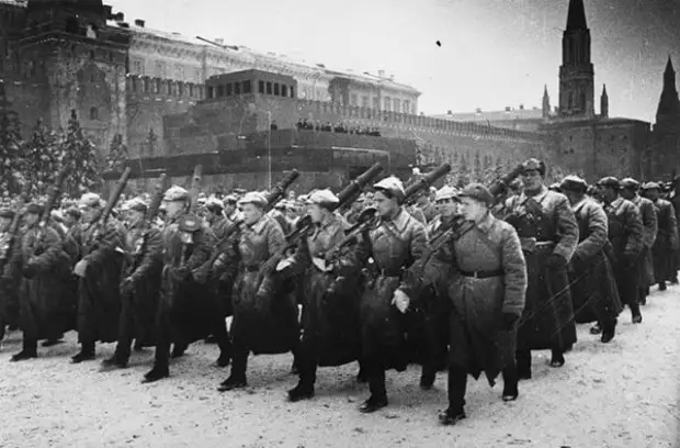 Бойцы в будёновках на параде 7 ноября 1941 года