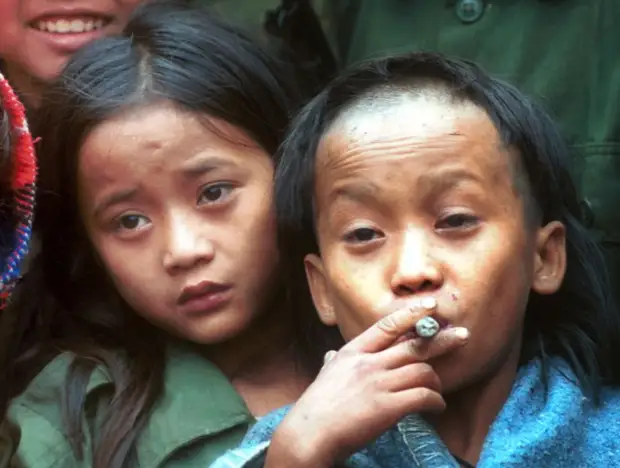 6 декабря 1999 года, деревня Ка Мар Па Ло (Ka Mar Pa Law), джунгли Таиланда, 12-летние подростки из этнической группы карен Джонни (слева) и Лютер Хту, лидеры партизанского движения «Армия Бога». Фото: AP Photo/Apichart Weerawong