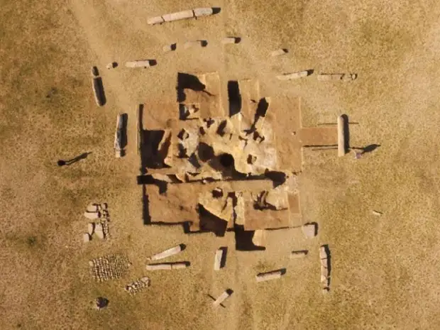 Археологи нашли погребальный комплекс с тюркскими руническими надписями