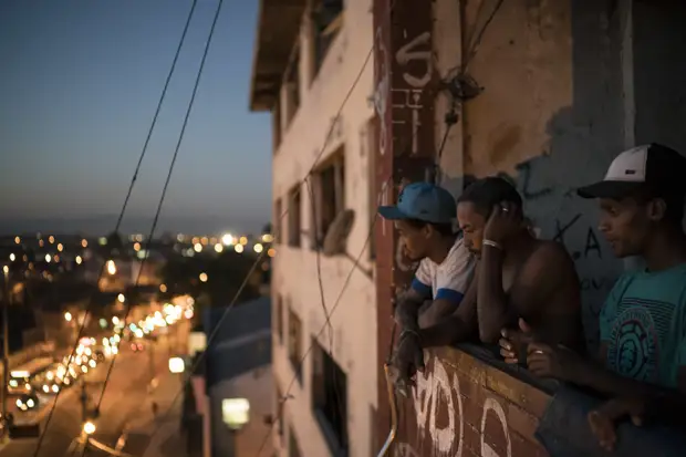 Нищие бразильцы живут в заброшенном здании института