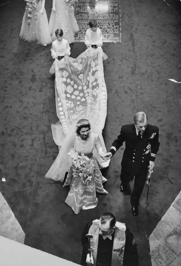 Cразу после войны, в голодном 1947-м, Елизавета II отгуляла пышную свадьбу.
