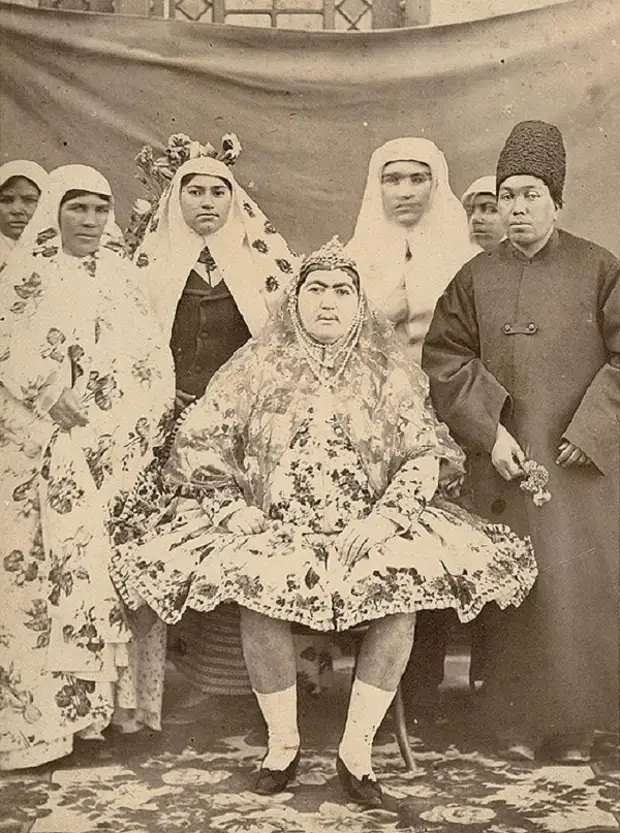 Раскрыта тайна усатых красавиц из гарема иранского шаха.
