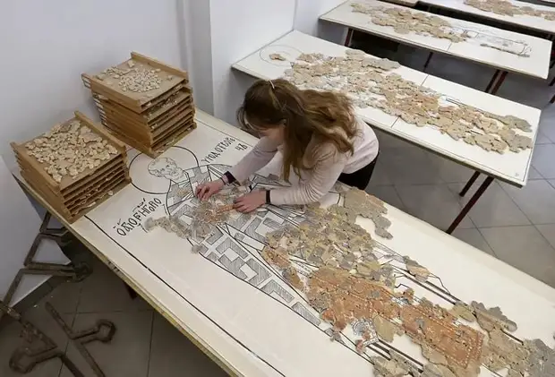 Из трех миллионов фрагментов реставраторы Новгорода восстановят древние фрески.