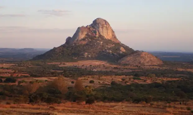 Гора Хора в Малави, где была найдена самая древняя из тех ДНК, которые исследователи использовали в своей работе. ДНК принадлежала женщине, жившей более 8000 лет назад. (Фото: Jessica C. Thompson/Emory University.)