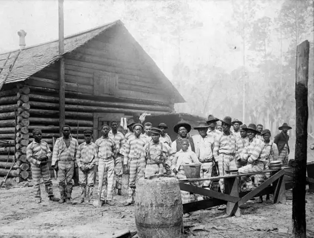 Жизнь темнокожих после отмены рабства в США (27 фото)