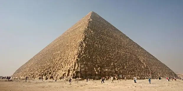 Эта самая большая из всех пирамид высотой 146 метров вплоть до Средневековья была самой крупной искусственной структурой на Земле