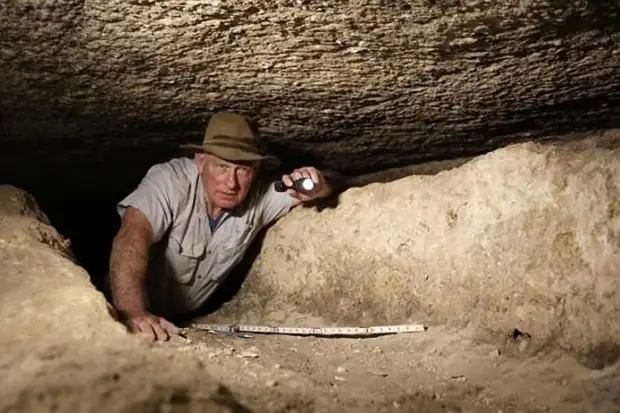 Теперь археолог Марк Леннер, ведущий специалист в этой области, обнаружил доказательства существования затерянного водного пути под пыльным плато Гиза