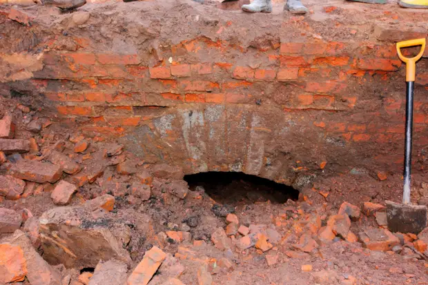 В Старой Руссе найден мост, почти век скрывавшийся под землёй