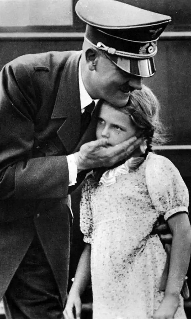 Девочка Хельга и добрый дедушка Гитлер. ( 28 фото )
