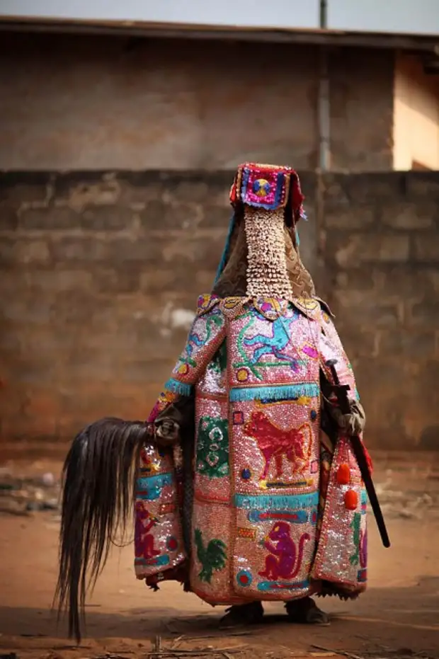 костюмированная церемония в Нигерии.