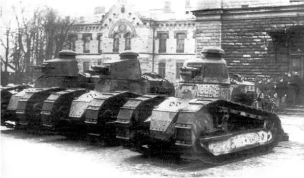 Три танка «Рено» FT (два пушечных и пулеметный), отправленные финнами на помощь Северо-Западной армии. Ревель, октябрь 1919 года. После боев машины вернули Финляндии