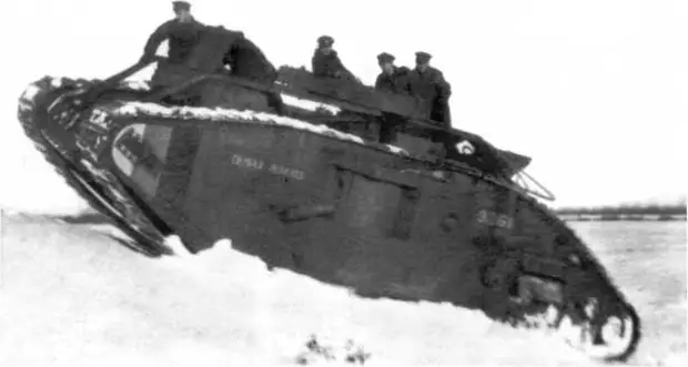 Танк «Первая помощь» из состава танкового батальона Северо-Западной армии. Зима 1919 года. Обратите внимание на полосы цветов российского флага (бело-сине-красные) на передней части борта 