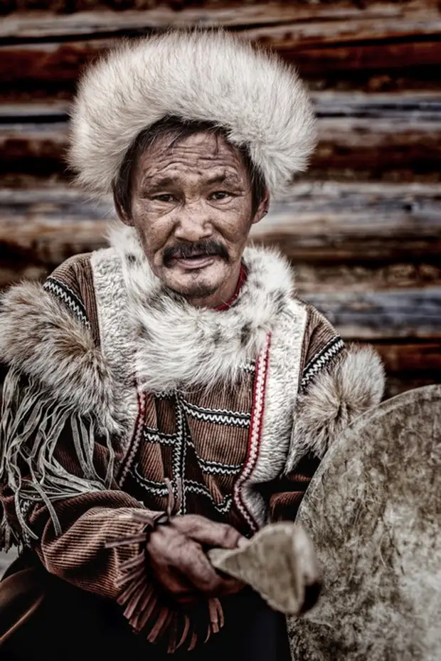 Представитель малочисленного народа тофалары, проживающего в горах без дорожного сообщения с цивилизацией.