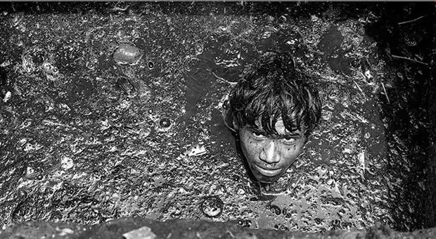 Спускаясь в живой ад: индийский фотограф заснял ужасы работы ассенизаторов Мумбаи.